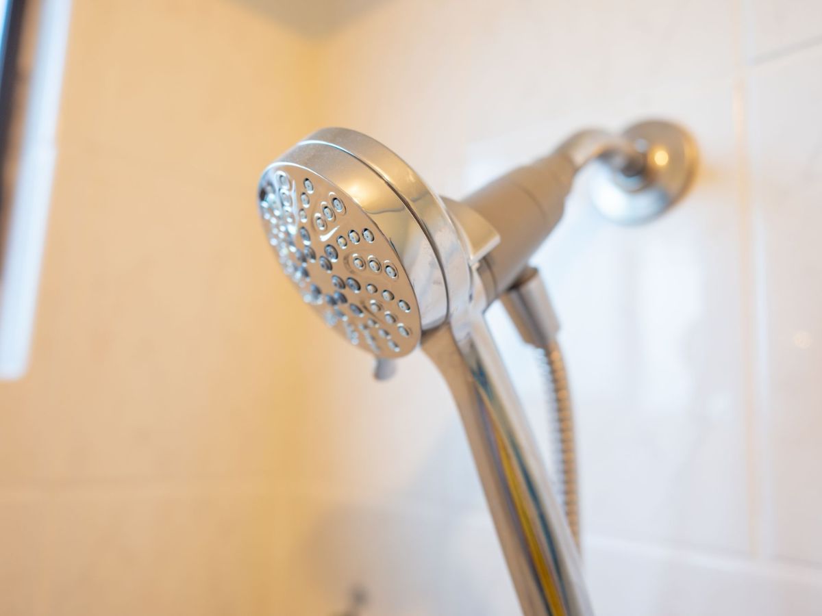 Vòi hoa sen tắm Cotto là sự kết hợp giữa tính năng tiết kiệm và tạo ra dòng nước êm ái, ổn định