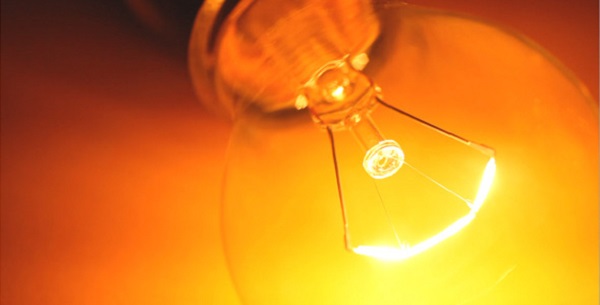 ánh sáng vàng hay còn được gọi là warm light có thành nhiệt độ màu từ 2700-3000k