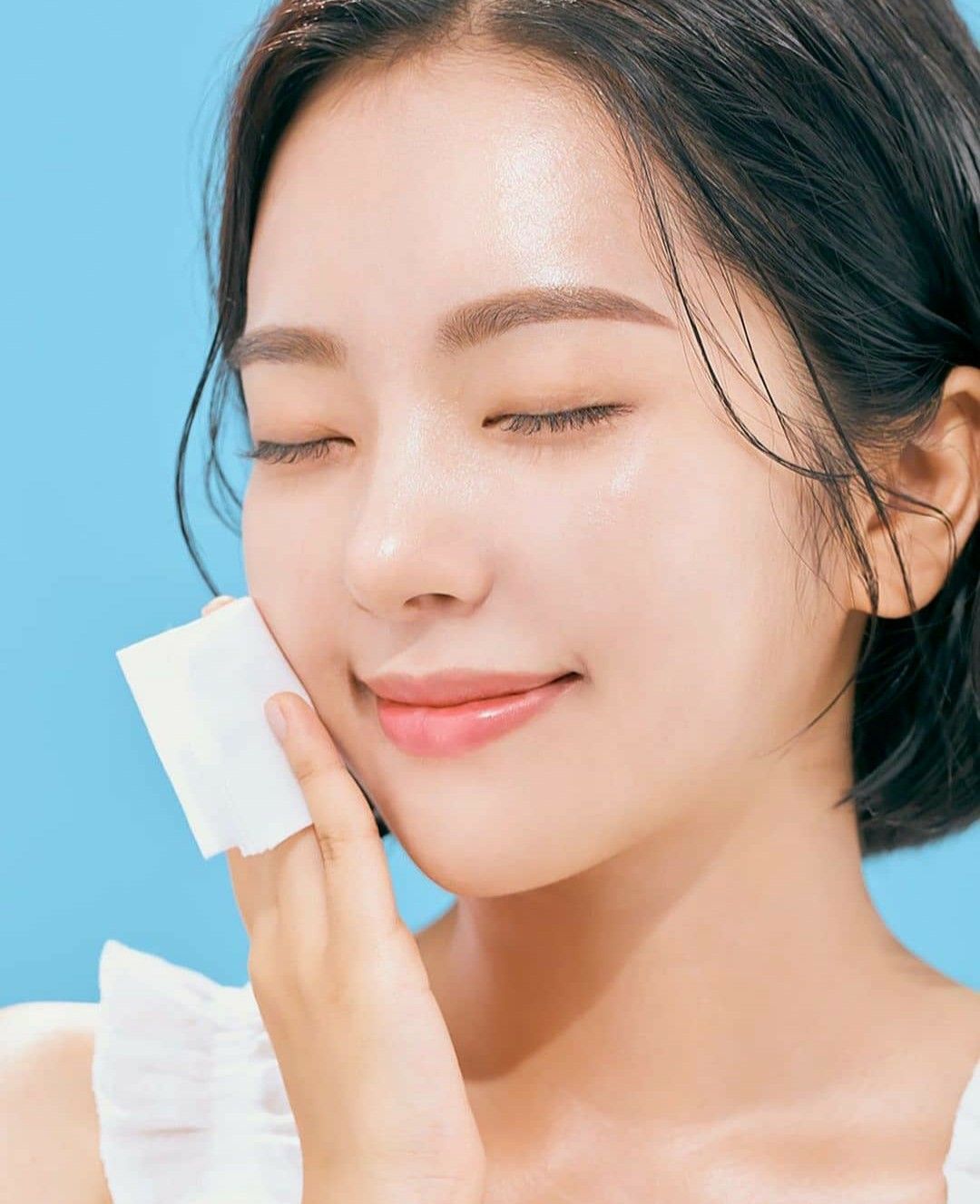 Sử dụng khăn khô mềm để không làm tổn thương da mụn