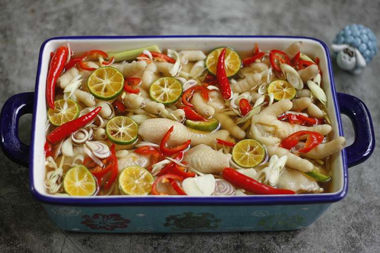 Hướng dẫn làm món ăn vặt chân gà sả tắc