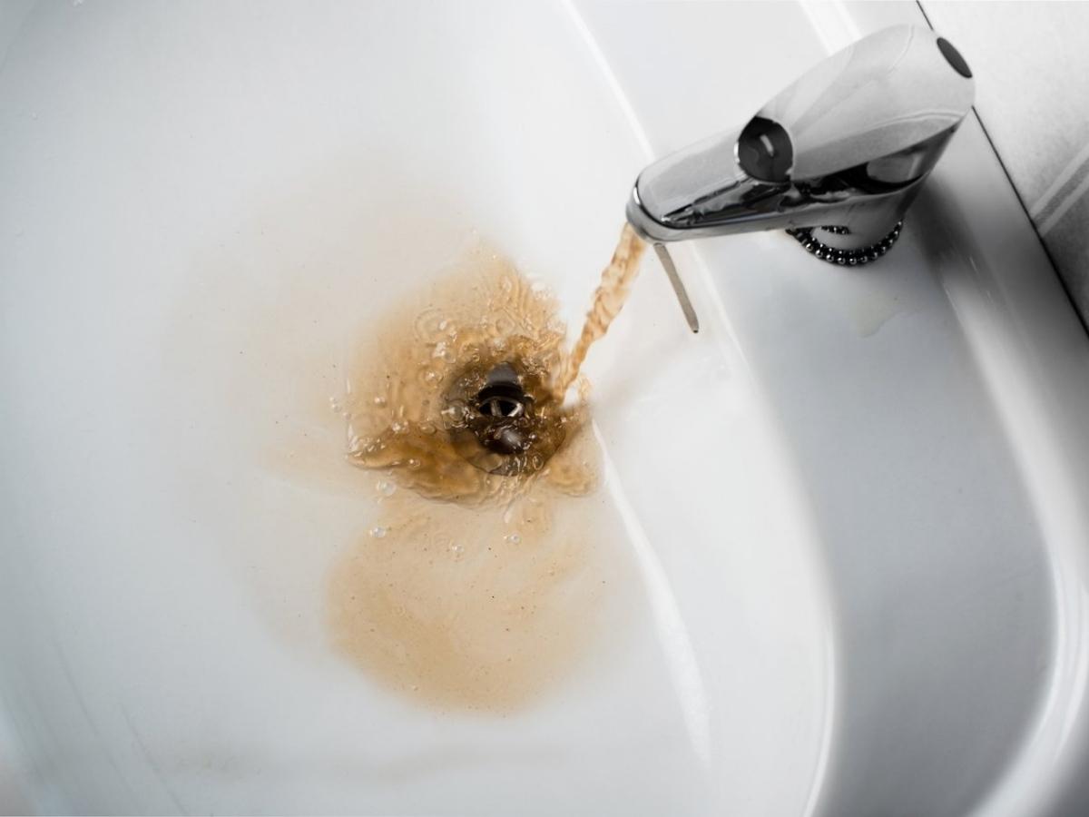 Nếu các vật dụng đựng nước trong nhà có hiện tượng bị gỉ sét, hoen ố,… thì chứng tỏ nguồn nước sinh hoạt đang bị nhiễm sắt, nhiễm phèn