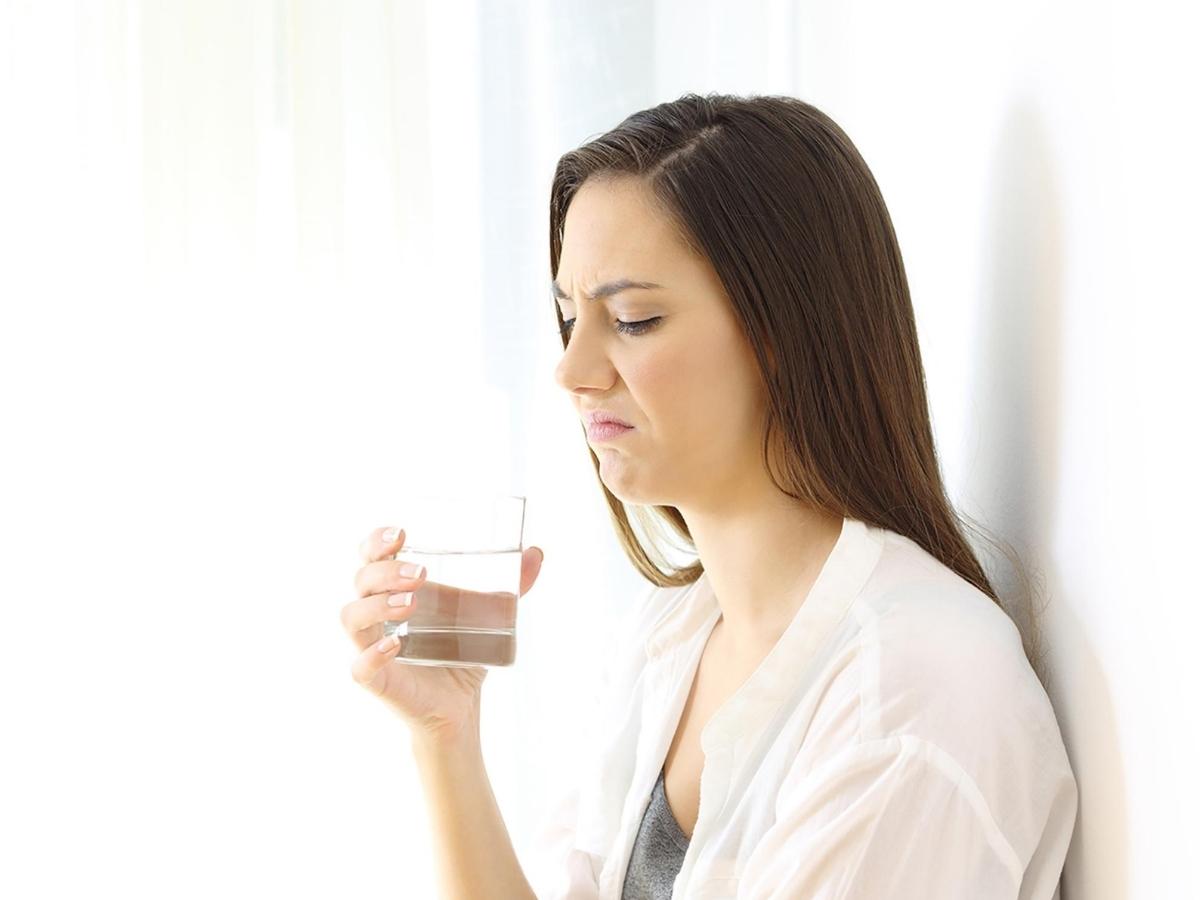 Nếu ngửi thấy nước có mùi nồng nặc của thuốc sát khuẩn, thuốc tẩy thì nguồn nước đó chính xác là đang bị nhiễm Clo