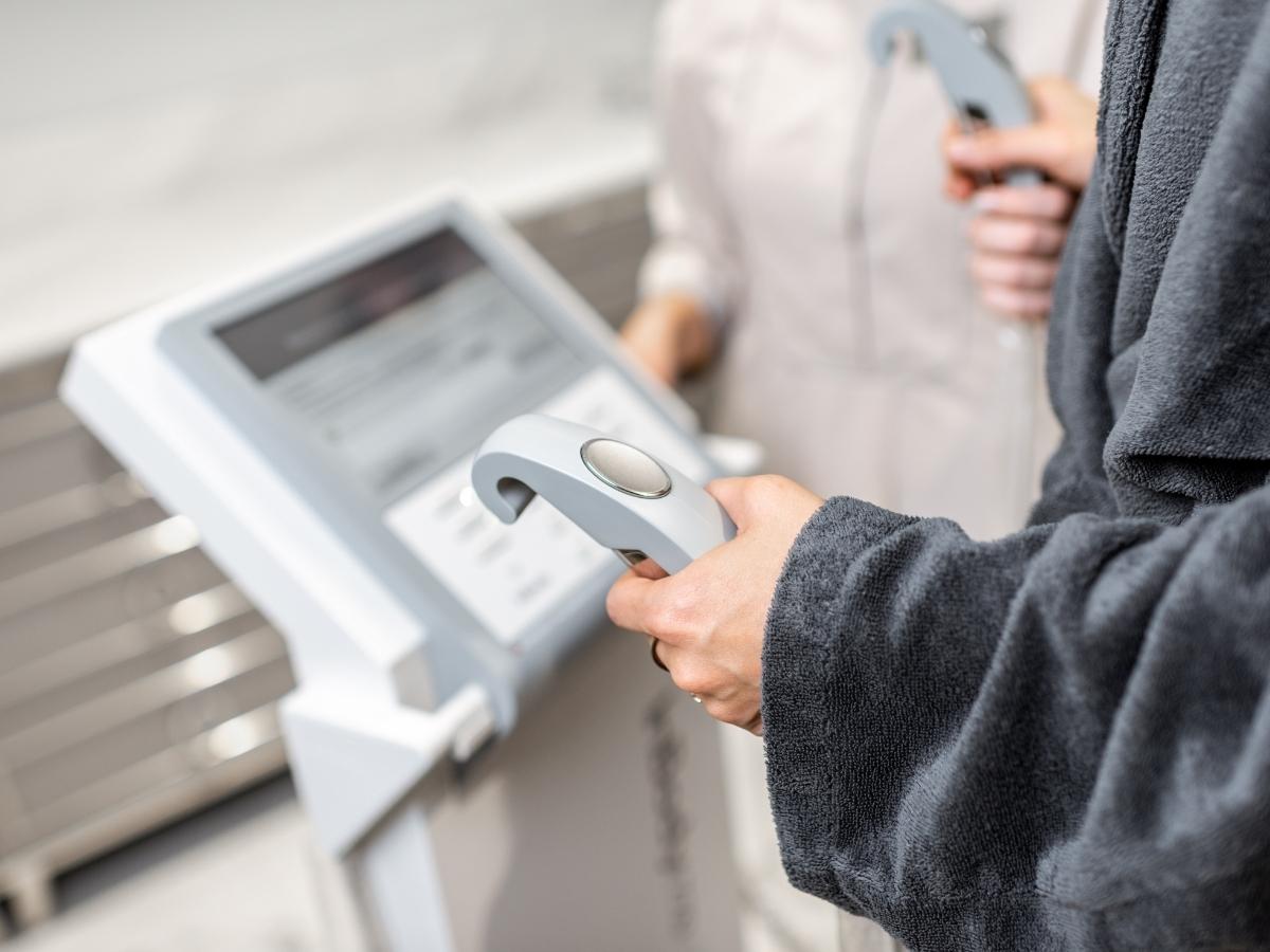 Kiểm tra nguồn nước bằng máy đo chuyên dụng đem lại hiệu quả và độ chính xác cao hơn so với bút thử TDS