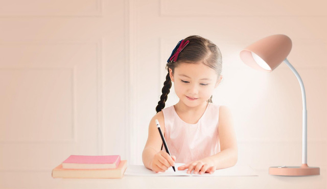 Sử dụng đèn để bàn để giúp trẻ có tư thế ngồi phù hợp