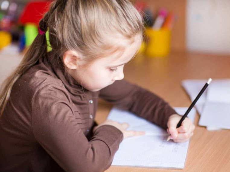 Một tư thế lưng đúng đó là ngồi thẳng, lưng tựa nhẹ vào phần tựa lưng của ghế, vai thả lỏng không gồng và lồng ngực mở
