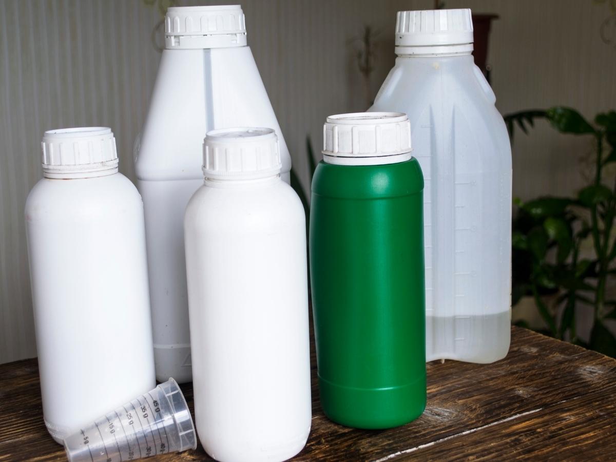 Trên thị trường đã xuất hiện nhiều loại chế phẩm sinh học có thể giúp bạn thực hiện khử mùi bể phốt tại nhà rất hiệu quả