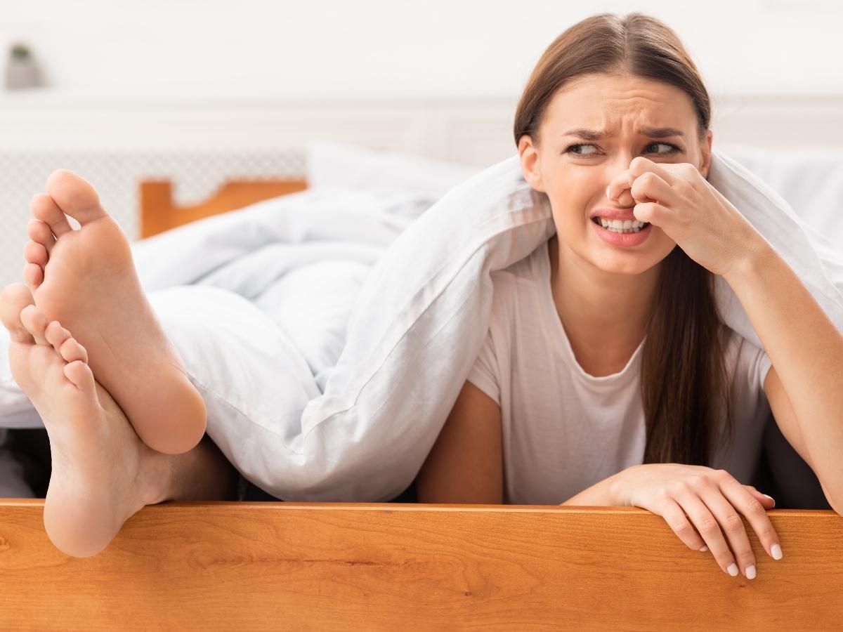 Tình trạng hôi chân xuất hiện khi tuyến mồ hôi phải hoạt động quá mức, khiến lòng bàn chân luôn bị ẩm ướt và có mùi khó chịu