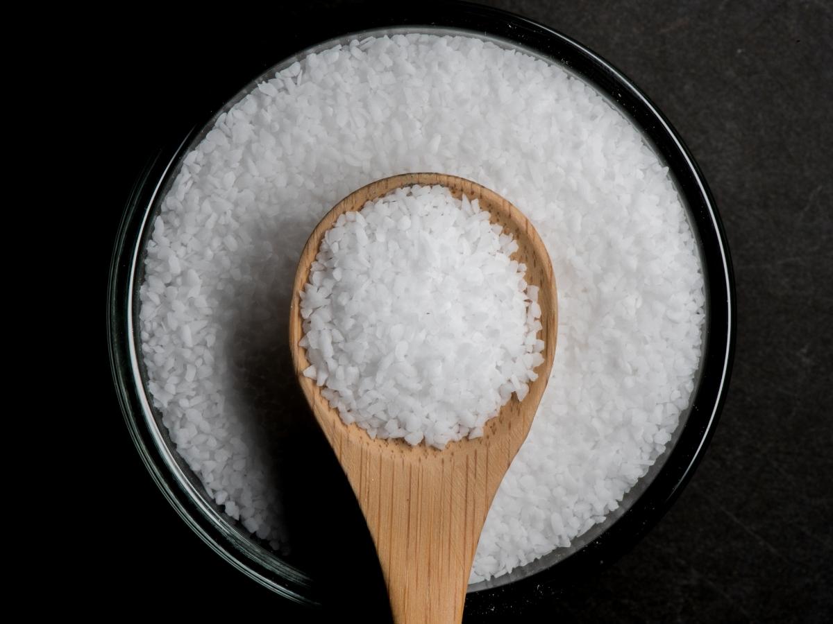 Khử mùi hôi giày bằng muối