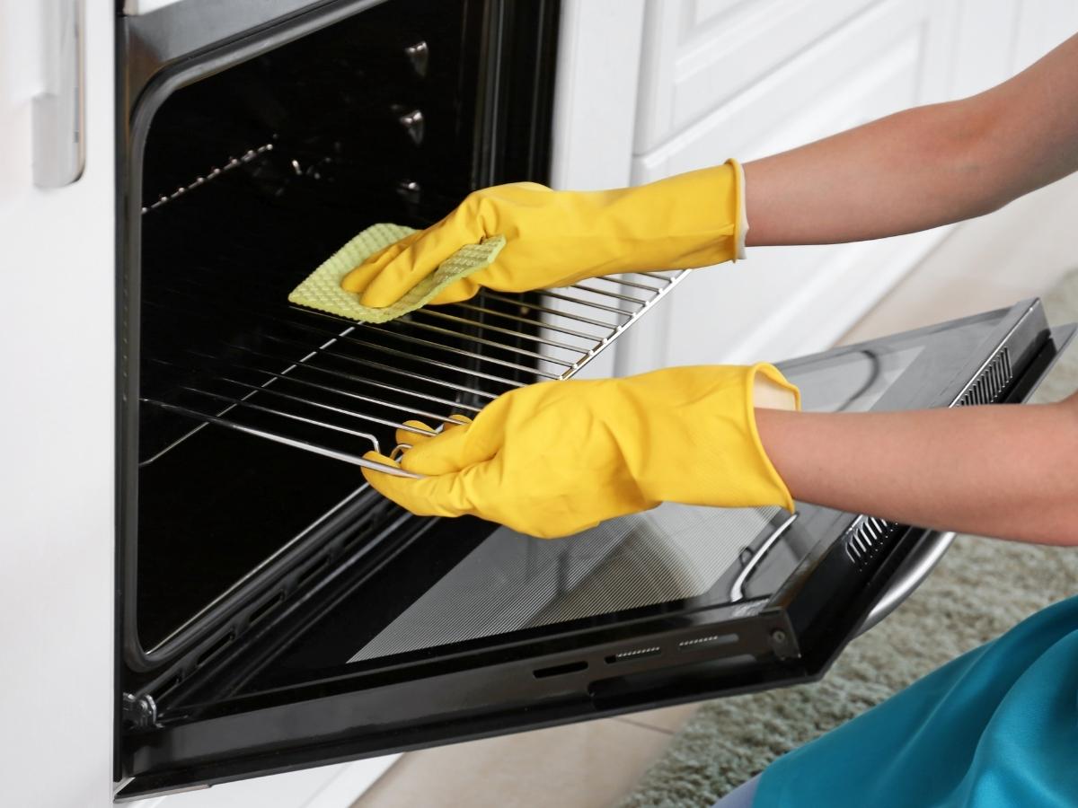 Làm sạch thiết bị bảo quản thực phẩm