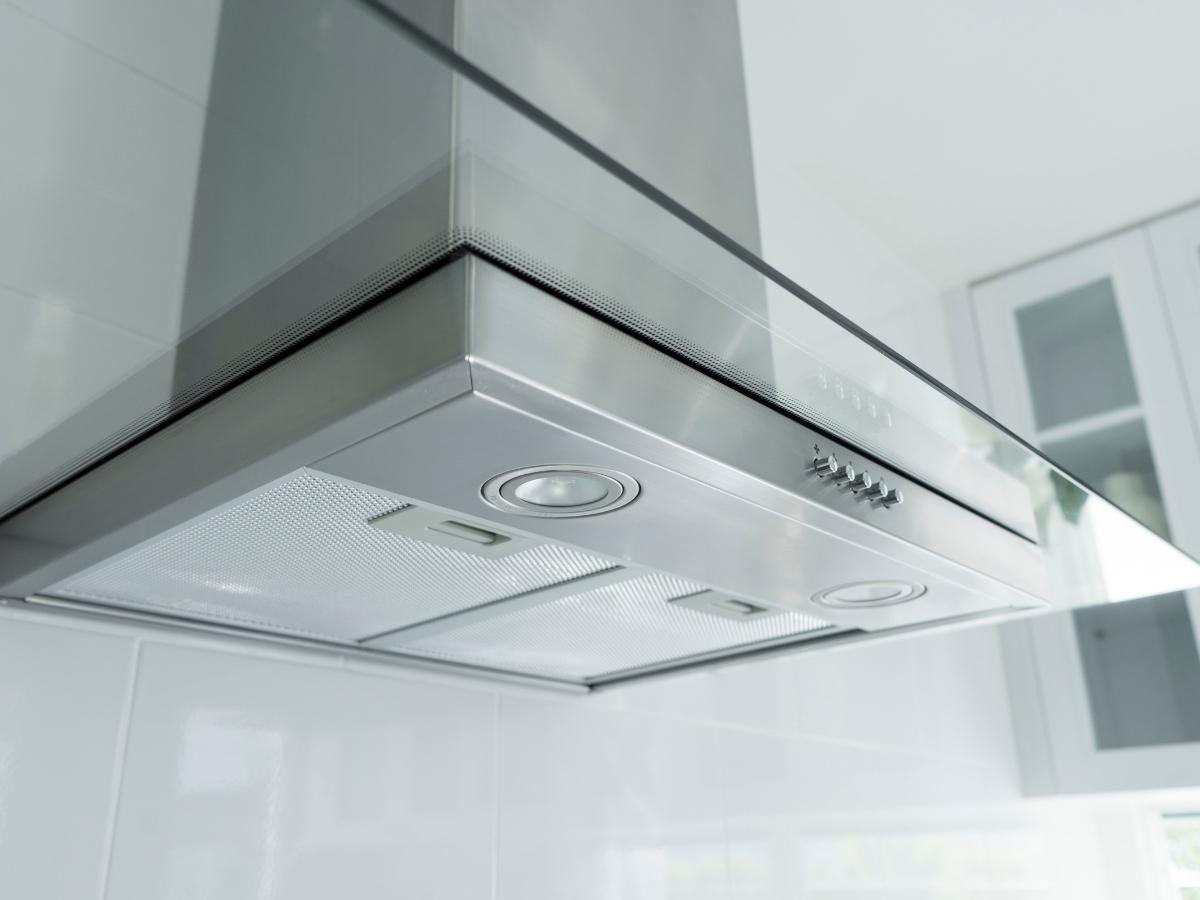 Những chiếc máy hút mùi chuyên dụng cho nhà bếp sẽ lập tức hút sạch mùi nguyên liệu thực phẩm, mùi ám khói,... ngay cả khi các bạn đang chế biến