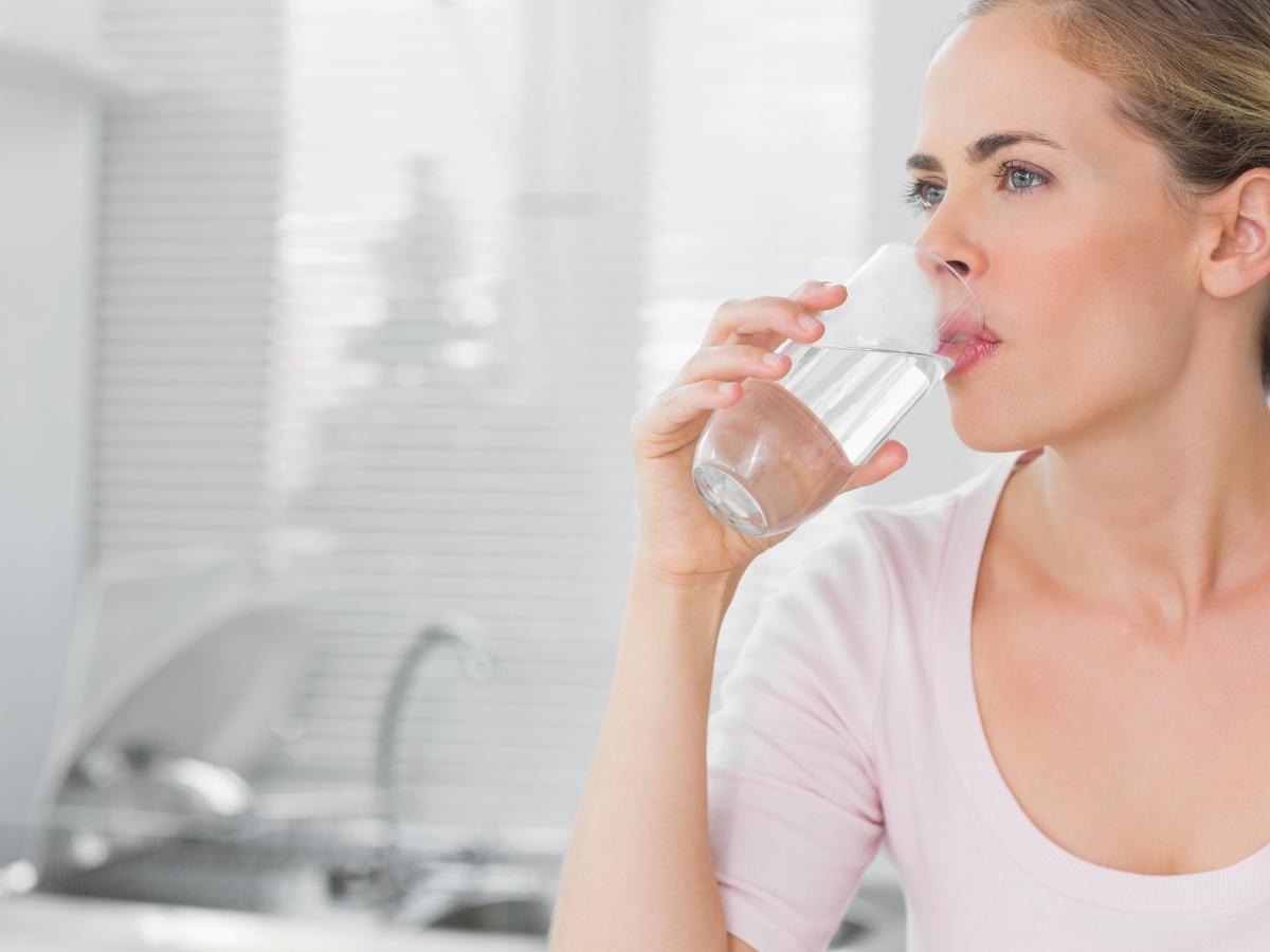 Nước ion kiềm không có mùi, chỉ có vị ngọt, mát giống như nước mưa và có thể sử dụng uống trực tiếp không cần đun sôi