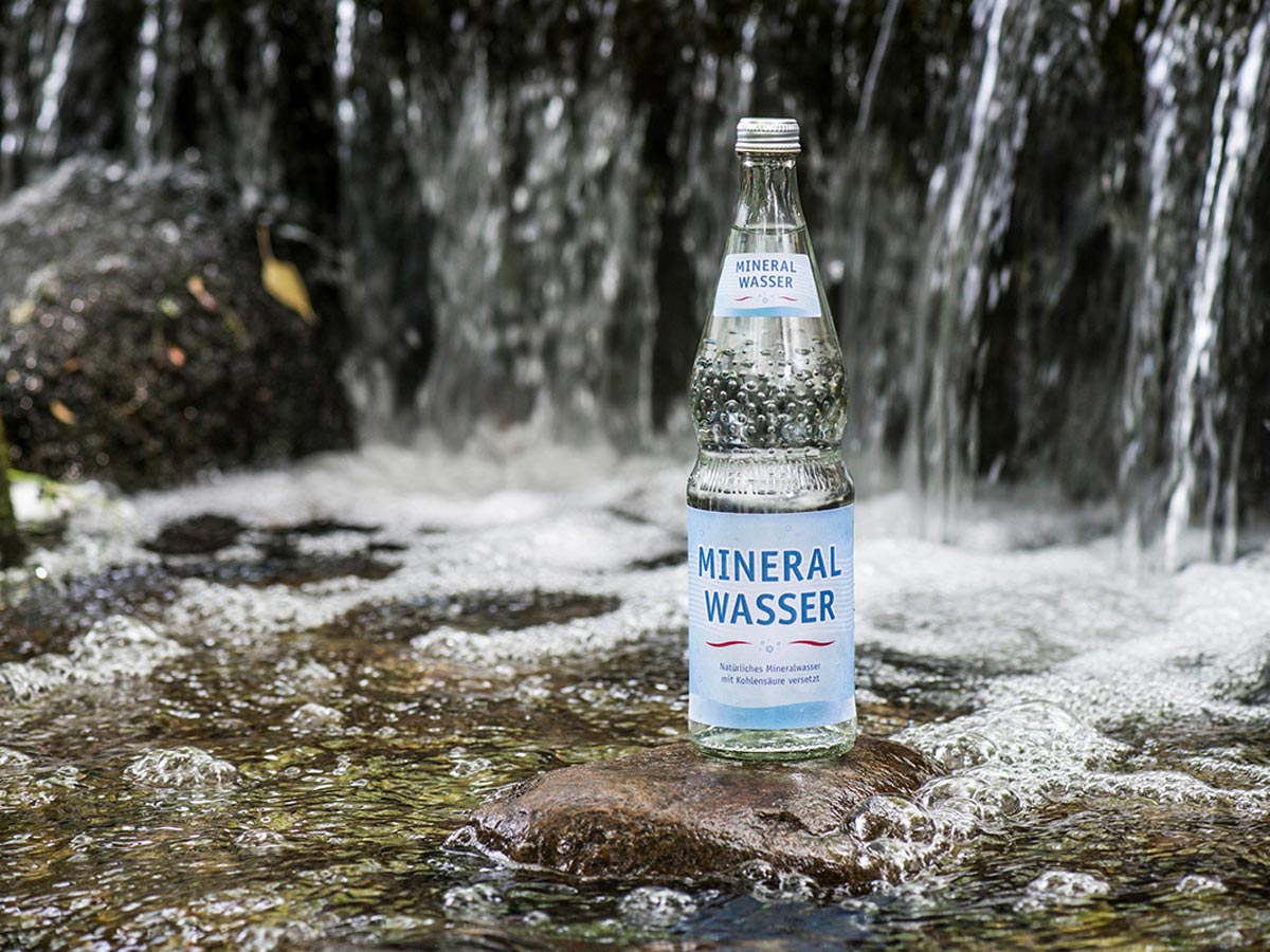 Nước khoáng là loại nước tinh khiết được lấy từ các hồ chứa nước tự nhiên ở sâu dưới lòng đất hoặc suối khoáng