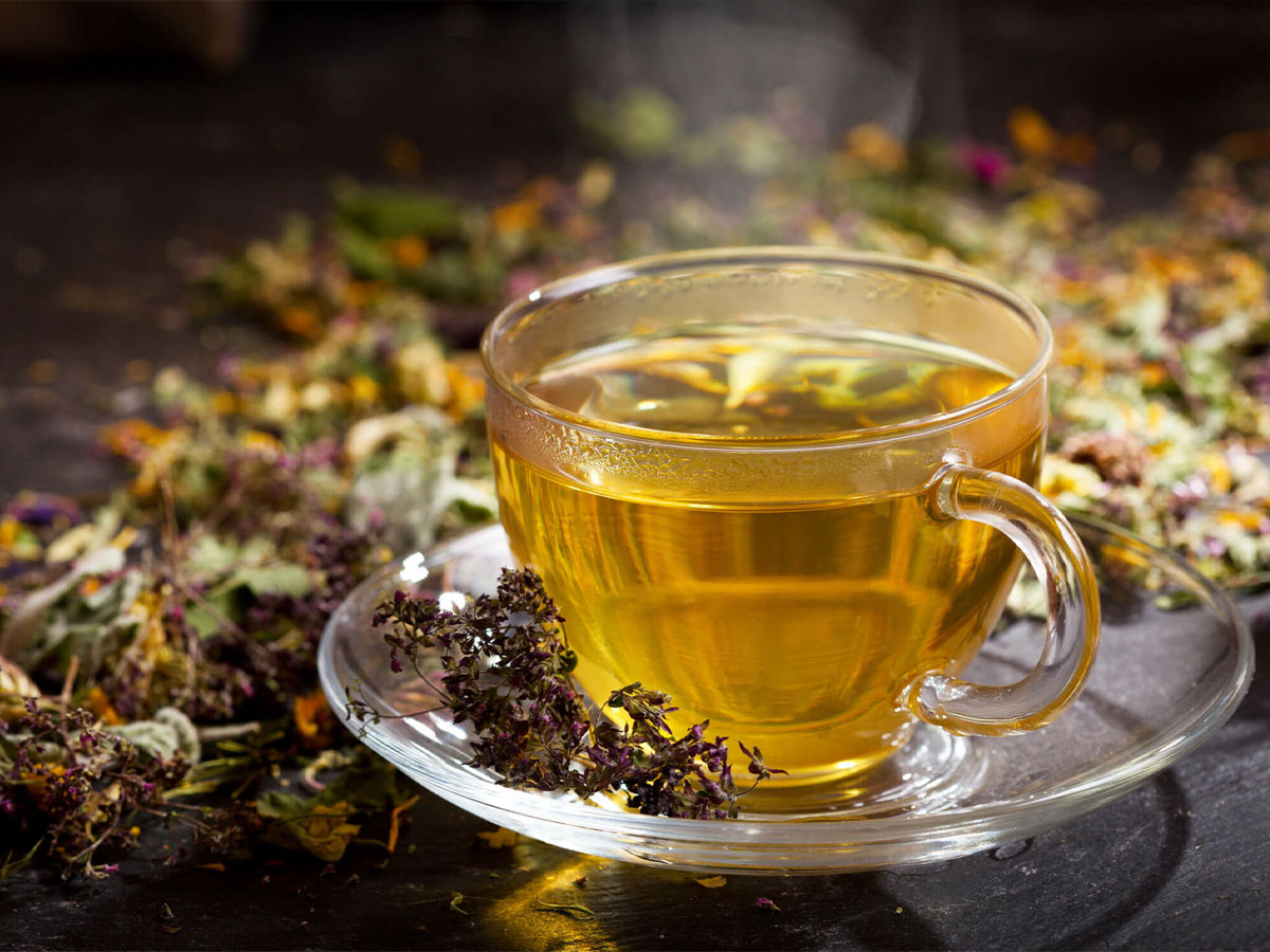  Trà thảo mộc là tên gọi chung cho các loại trà từ các loại thảo dược khác nhau như tâm sen, hoa cúc, quế hồi,..