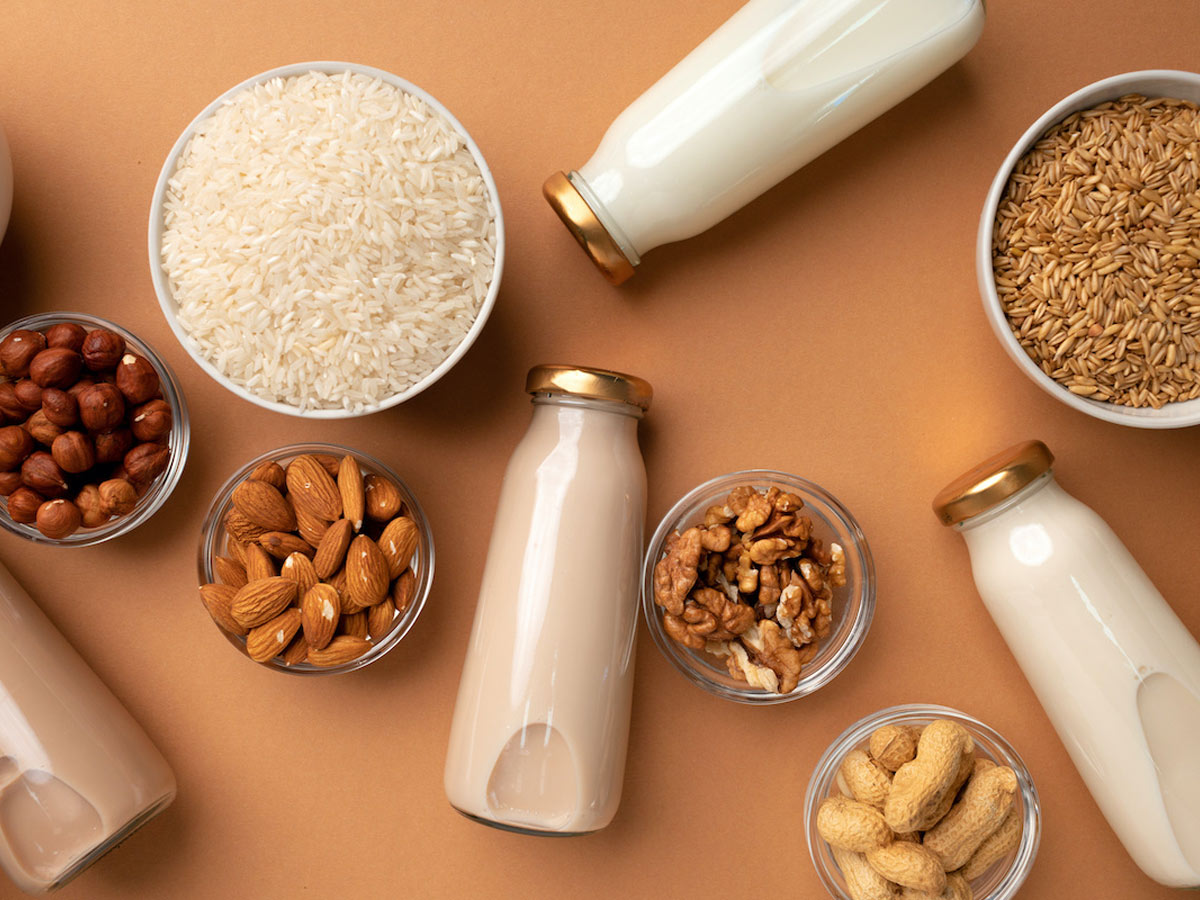 Sữa được sản xuất từ các loại hạt như hạt điều, hạnh nhân, óc chó, hạt sen,... đều là những loại nước uống hàng ngày tốt cho sức khỏe