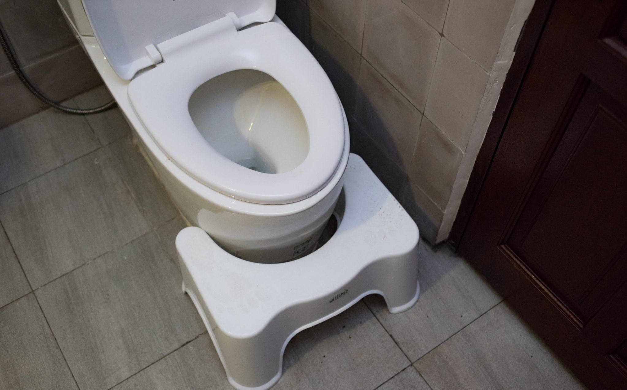 Kê ghế ở dưới để tạo tư thế ngồi xổm 45 độ