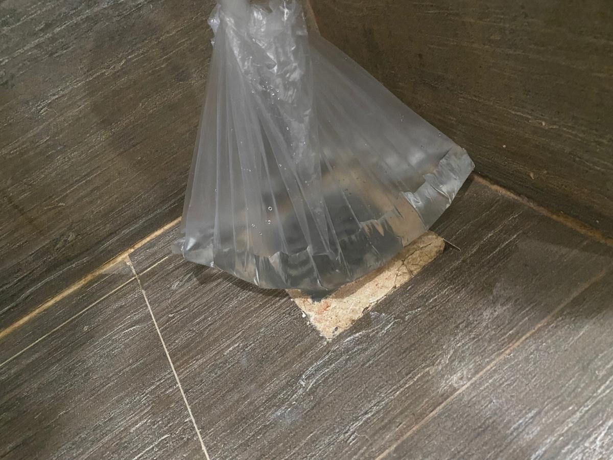 Khử mùi cống bằng mẹo “nước khép kín”