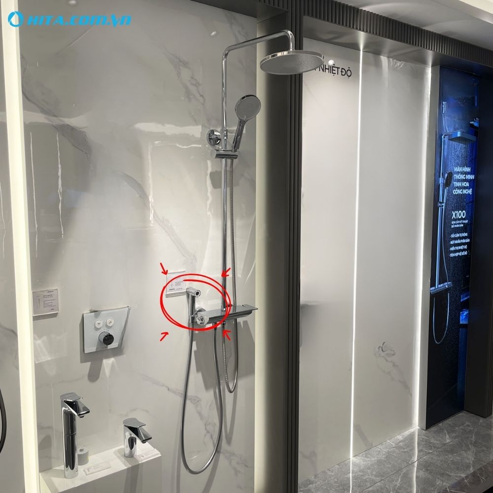 Sen c&acirc;y tắm đứng t&iacute;ch hợp v&ograve;i xịt