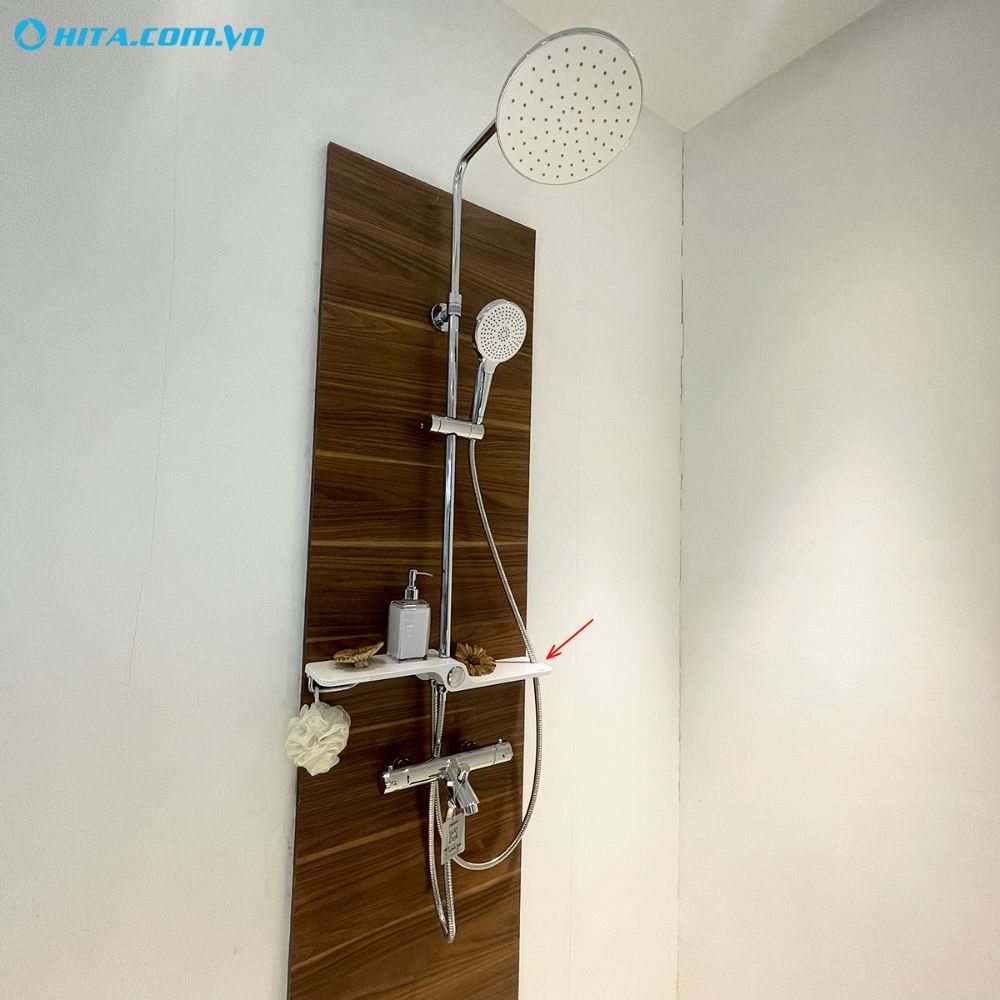 Sen c&acirc;y t&iacute;ch hợp kệ để đồ v&agrave; m&oacute;c treo