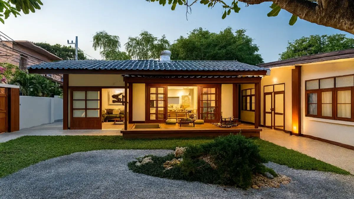 Nh&agrave; gỗ cấp phong c&aacute;ch Nhật Bản kết hợp cửa k&iacute;nh lớn v&agrave; s&acirc;n vườn gần gũi thi&ecirc;n nhi&ecirc;n