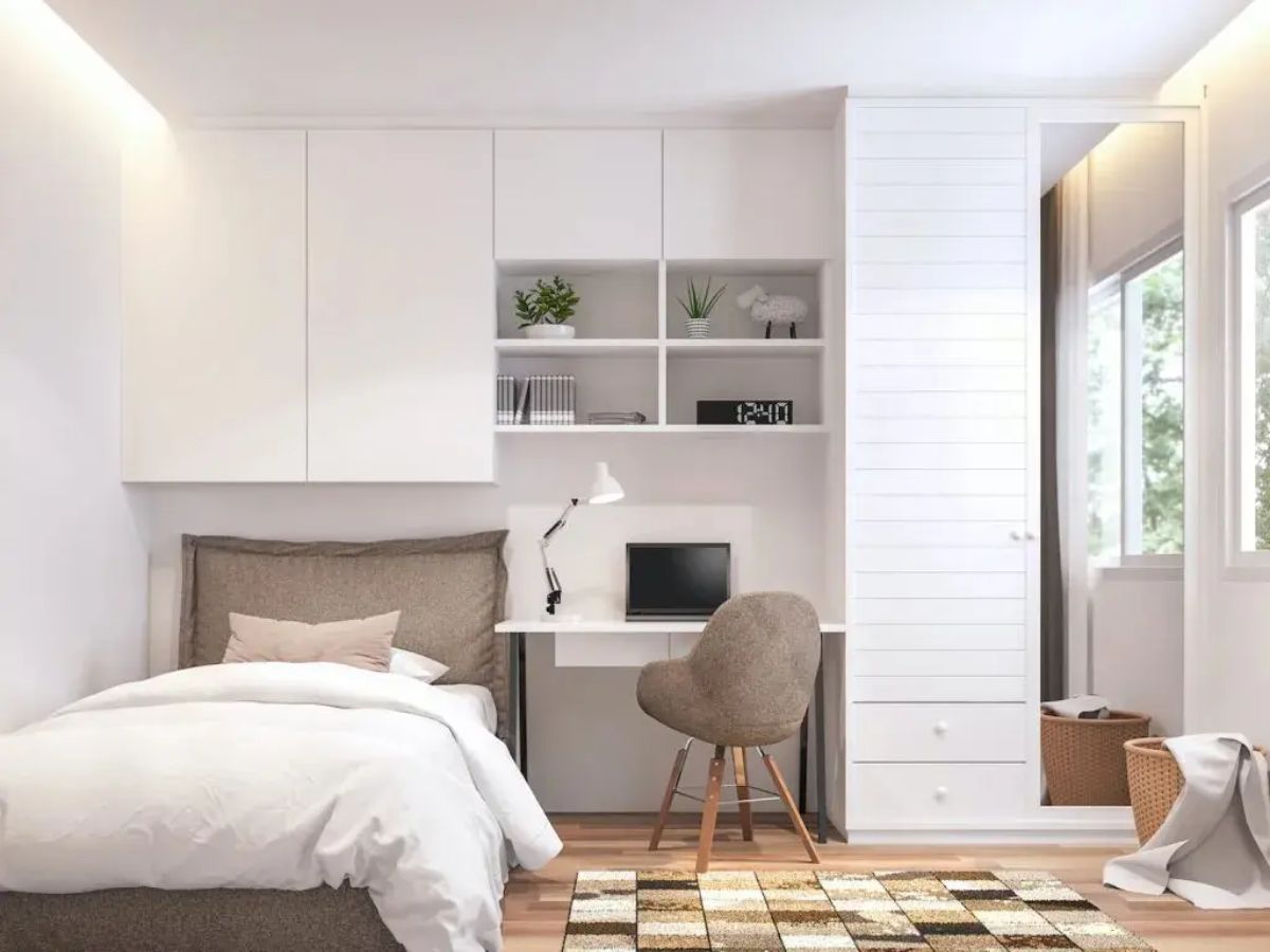 Ph&ograve;ng ngủ 8m2 th&ocirc;ng tho&aacute;ng với t&ocirc;ng trắng kết hợp cửa sổ lớn