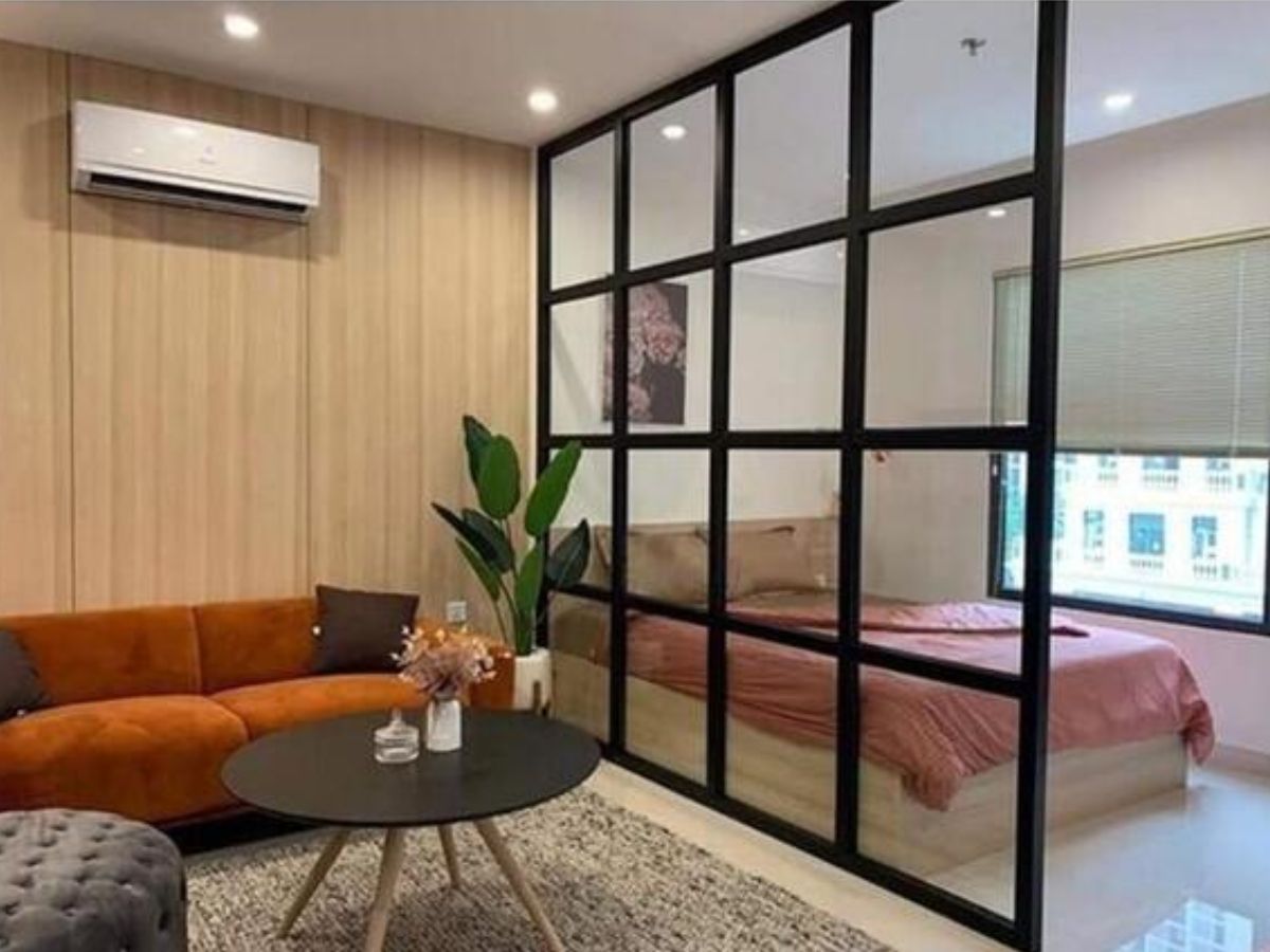 V&aacute;ch ngăn t&aacute;ch ph&ograve;ng kh&aacute;ch v&agrave; ph&ograve;ng ngủ bằng nh&ocirc;m k&iacute;nh hiện đại