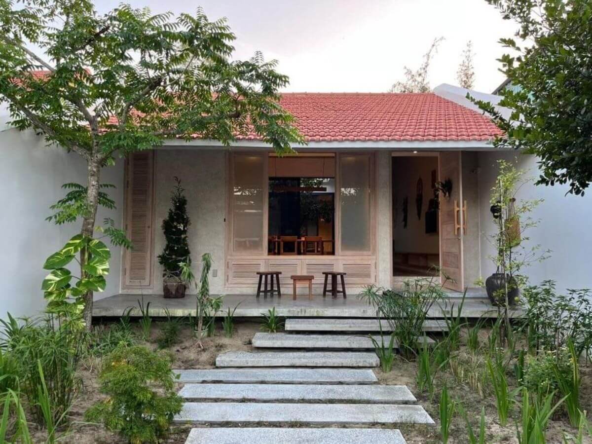 Mẫu nh&agrave; vườn nhỏ đẹp c&oacute; chi ph&iacute; tiết kiệm với m&aacute;i t&ocirc;n c&ugrave;ng c&aacute;c vật liệu quen thuộc, đơn giản