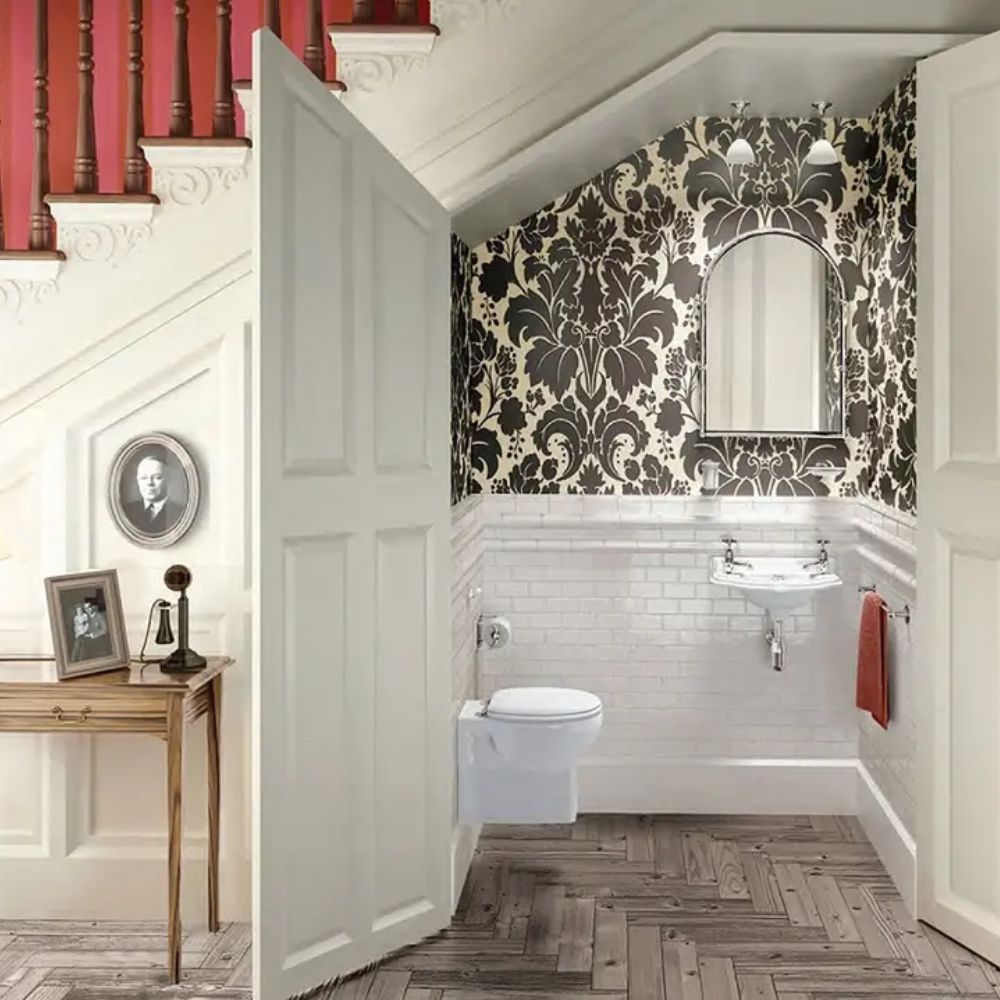 Sử dụng bồn cầu v&agrave; lavabo treo tường nhỏ gọn cho ph&ograve;ng tắm dưới gầm cầu thang