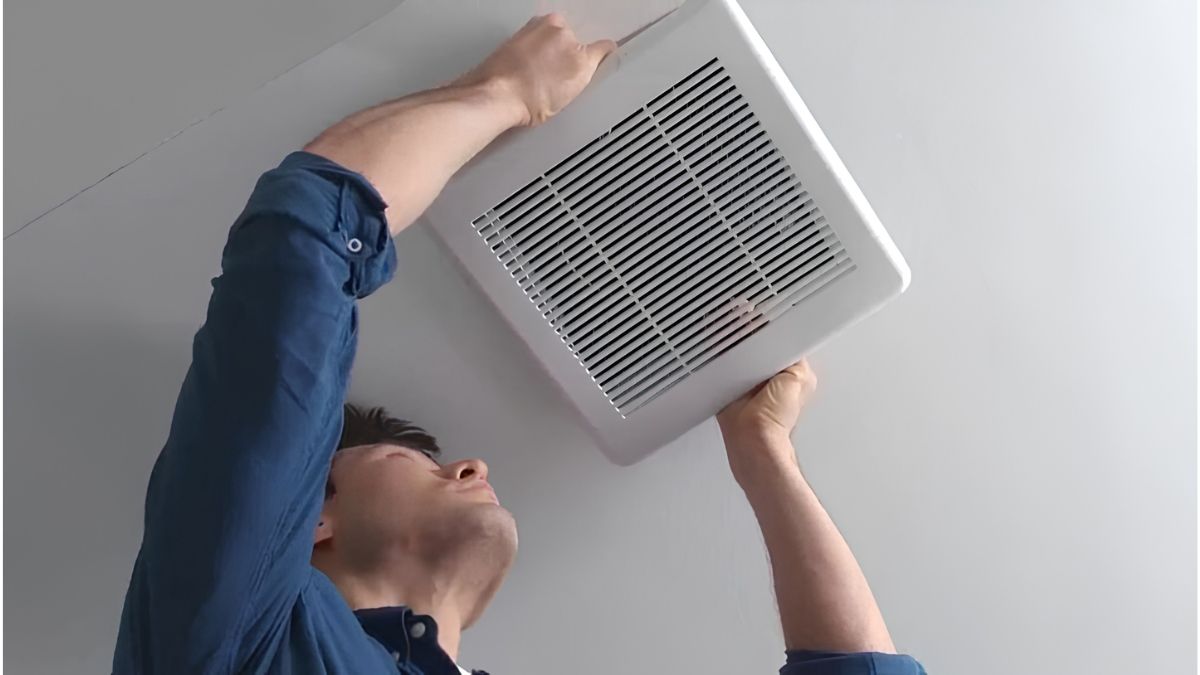Lắp đặt quạt h&uacute;t m&ugrave;i cho nh&agrave; vệ dưới gầm cầu thang