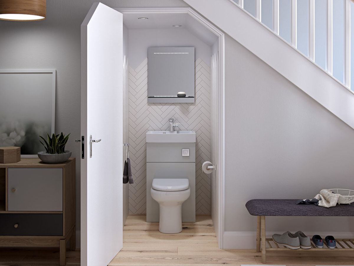 Nh&agrave; vệ sinh nhỏ dưới ch&acirc;n cầu thang mang phong c&aacute;ch thanh lịch với tone s&aacute;ng chủ đạo