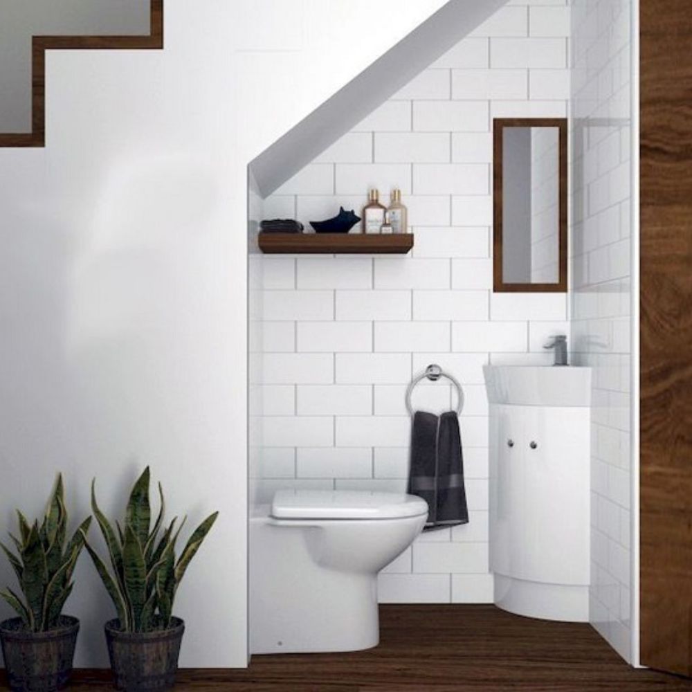 Ph&ograve;ng vệ sinh dưới ch&acirc;n cầu thang thường bị hạn chế về kh&ocirc;ng gian