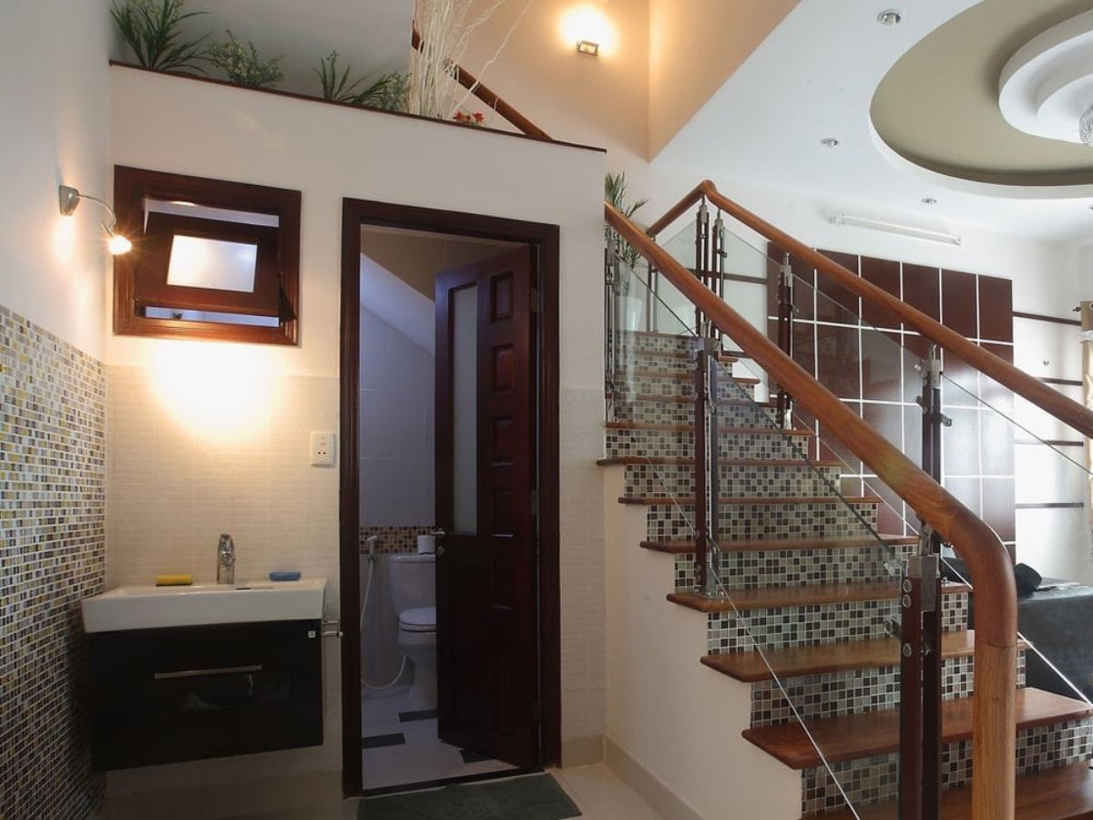Nh&agrave; vệ sinh dưới ch&acirc;n cầu thang kh&oacute; &ldquo;đ&oacute;n&rdquo; &aacute;nh s&aacute;ng tự nhi&ecirc;n