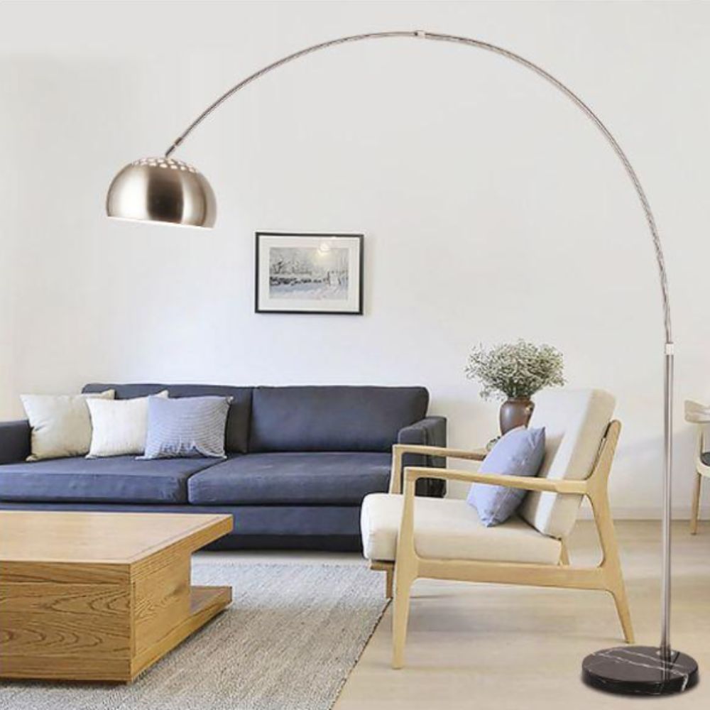 Đ&egrave;n c&acirc;y được đặt ở vị tr&iacute; cạnh ghế ngồi ở ph&ograve;ng kh&aacute;ch