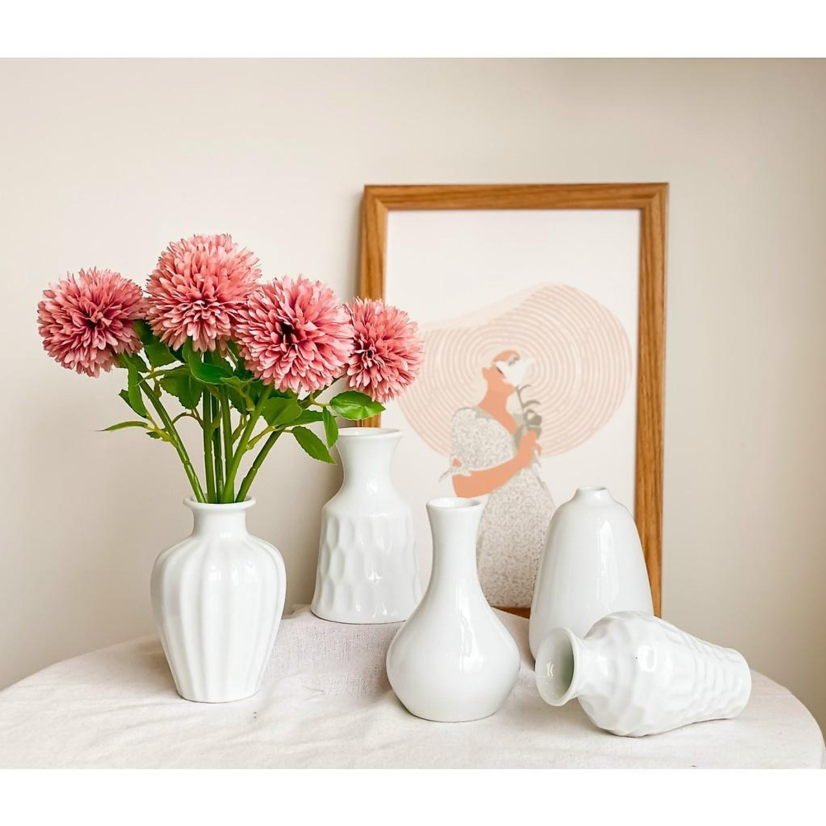 Lọ hoa tạo sự mềm mại bên cạnh những món đồ nội thất thô cứng