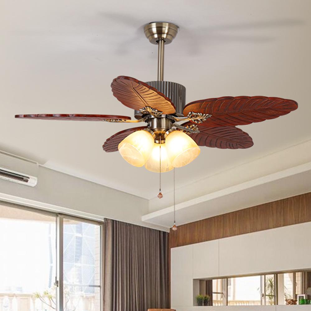 Quạt trần kết hợp đèn tạo điểm nhấn cho phòng khách