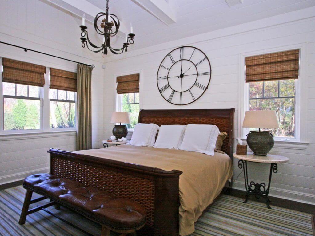 Không nên treo đồng hồ trên đầu giường