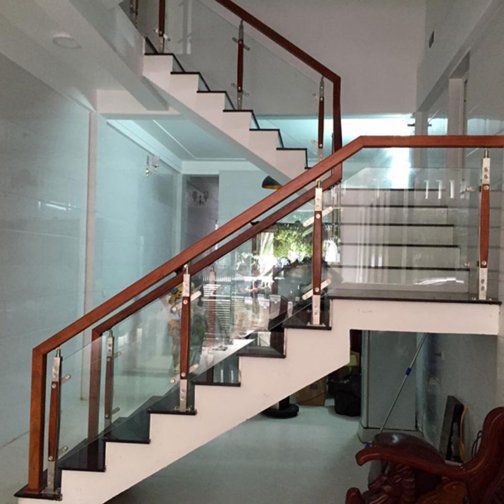 Cầu thang c&oacute; lan can k&iacute;nh cường lực kết hợp tay vịn gỗ c&ugrave;ng kim loại đảm bảo an to&agrave;n khi sử dụng