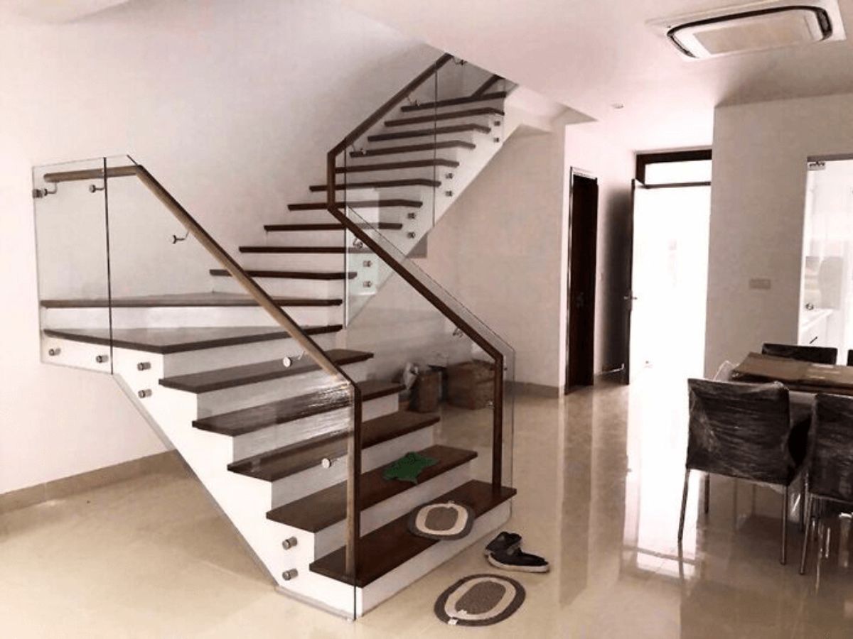 Cầu thang chữ L kết hợp giữa chất liệu gỗ v&agrave; lan canh k&iacute;nh hiện đại