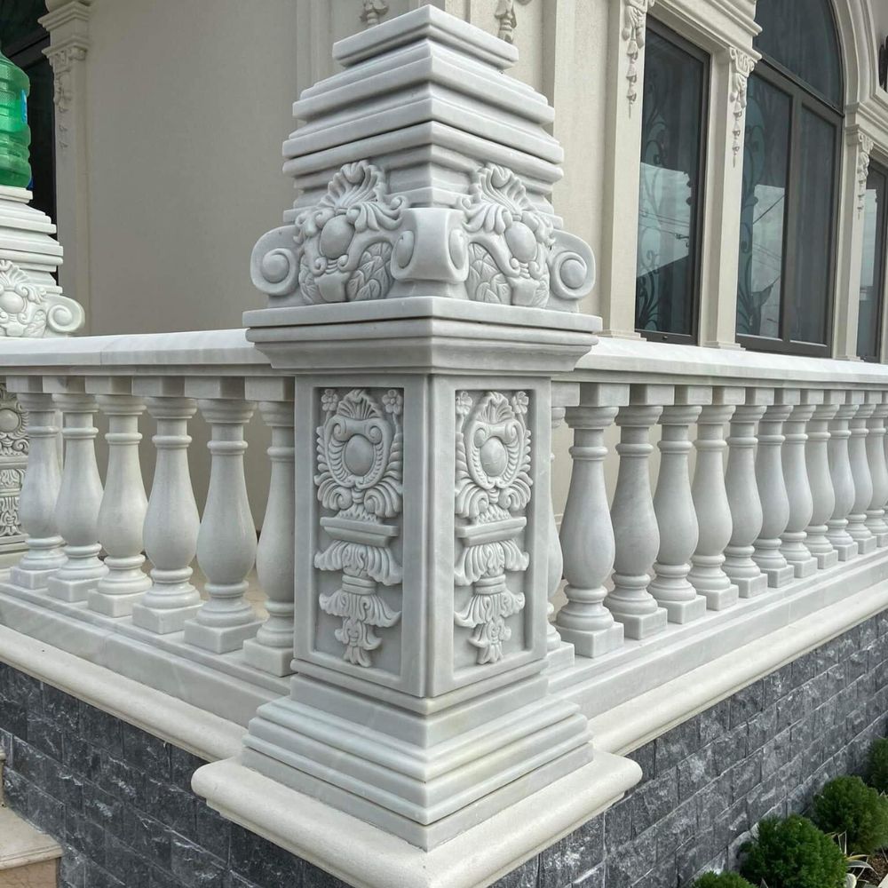 Mẫu ch&acirc;n cột vu&ocirc;ng c&oacute; hoa văn, hoạt tiết cầu kỳ ph&ugrave; hợp với ng&ocirc;i nh&agrave; mang phong c&aacute;ch T&acirc;n cổ điển