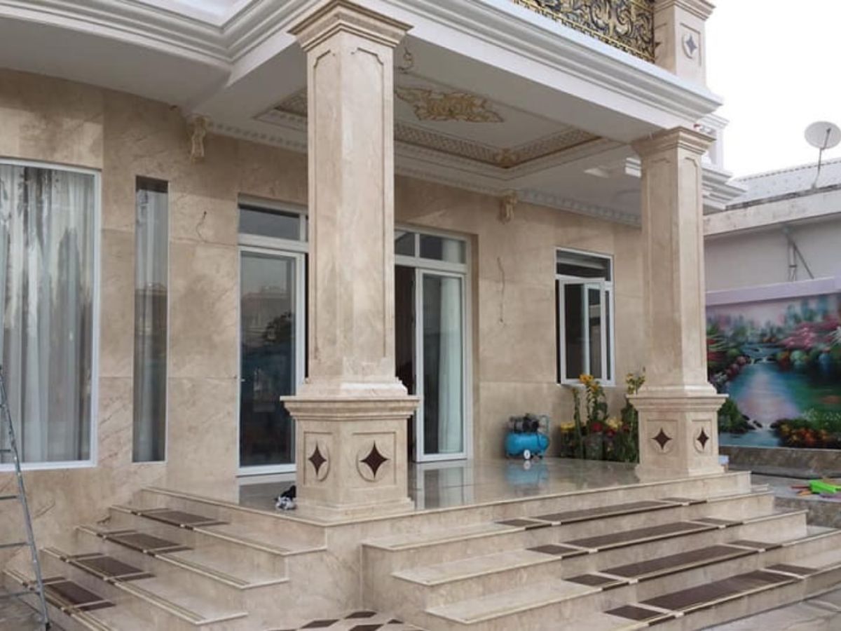 Ch&acirc;n cột vu&ocirc;ng ở trước hi&ecirc;n nh&agrave; tạo điểm nhấn bắt mắt cho tổng thể kiến tr&uacute;c