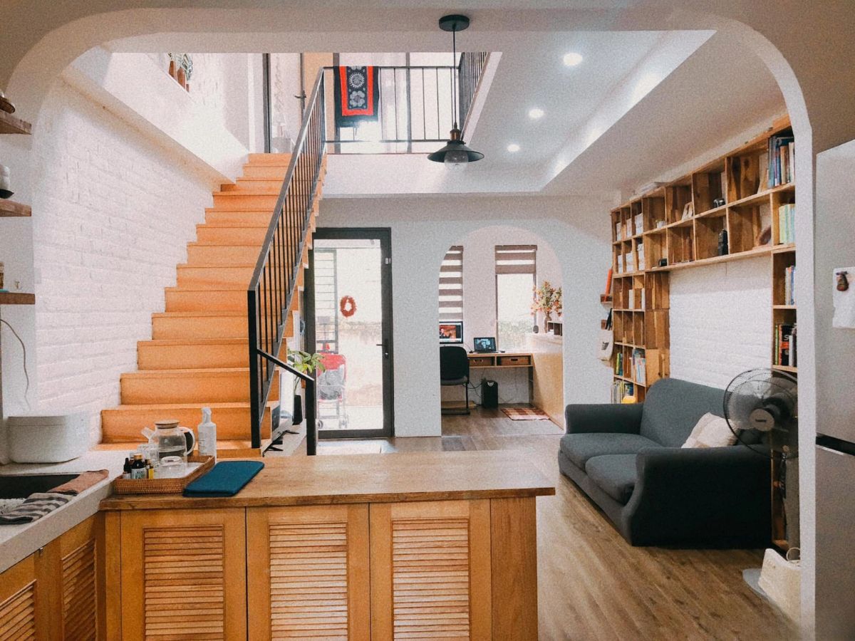 Giếng trời thường đặt giữa nh&agrave; gi&uacute;p kh&ocirc;ng gian g&aacute;c lửng v&agrave; tầng trệt kh&ocirc;ng bị b&iacute; b&aacute;ch