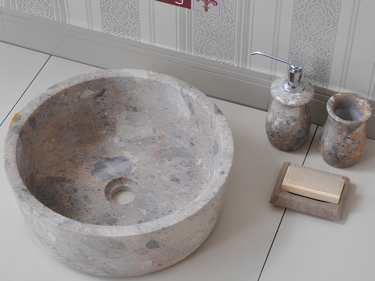 Chậu lavabo c&ugrave;ng c&aacute;c phụ kiện nh&agrave; tắm bằng đ&aacute; tự nhi&ecirc;n ph&ugrave; hợp với ph&ograve;ng tắm Vintage