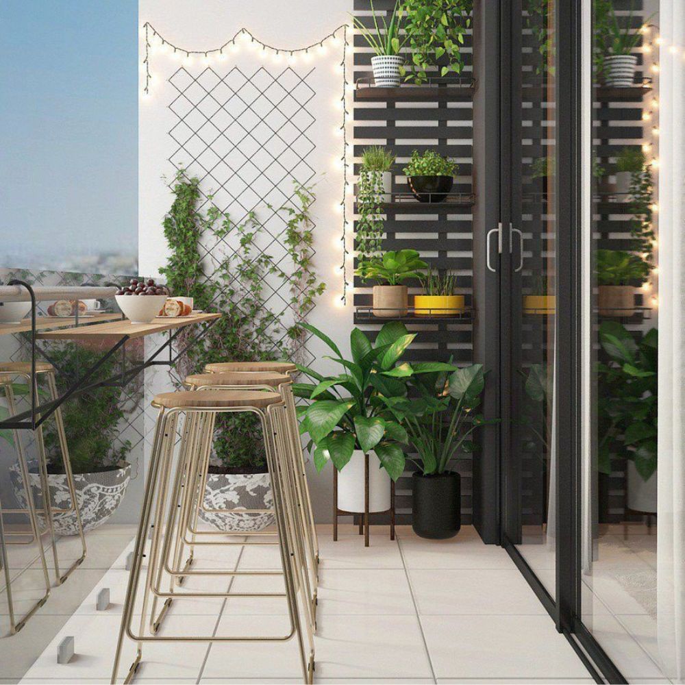 Ban c&ocirc;ng dạng quầy bar mini được trang tr&iacute; th&ecirc;m c&acirc;y xanh v&agrave; đ&egrave;n d&acirc;y sinh động