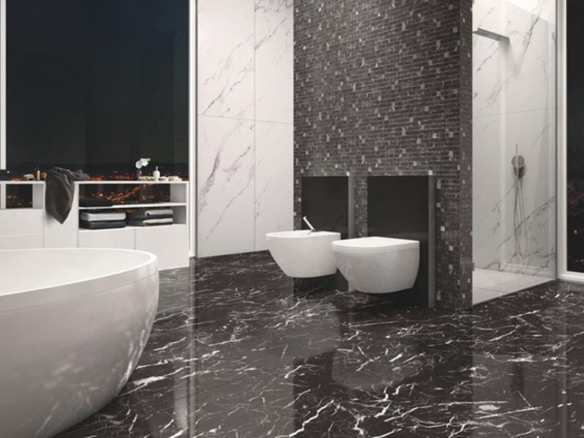 Gạch l&aacute;t nền nh&agrave; tắm v&acirc;n đ&aacute; với tone đen sang trọng, sắc sảo
