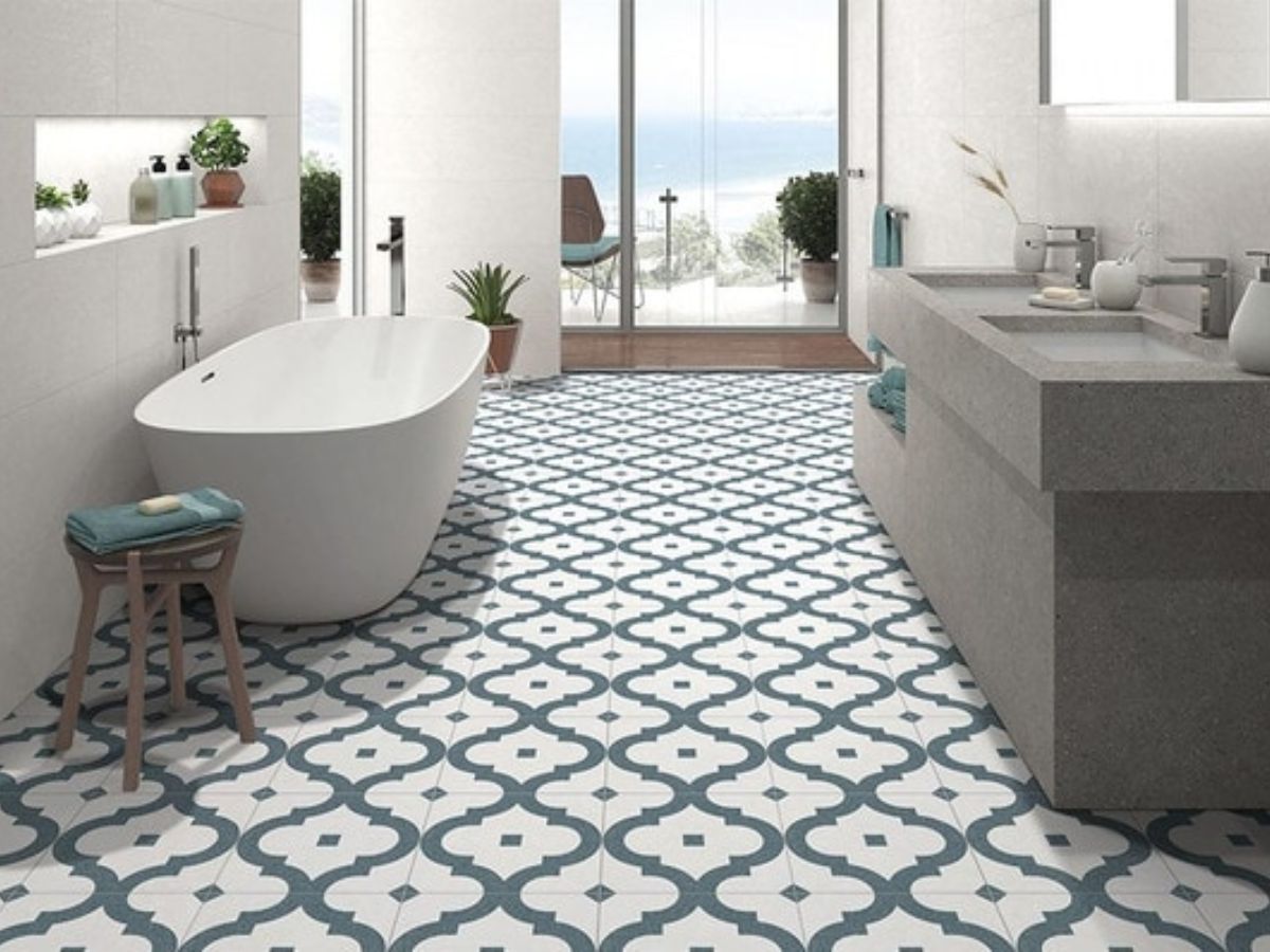 Mẫu gạch b&ocirc;ng l&aacute;t nền nh&agrave; vệ sinh họa tiết đối xứng kết hợp h&agrave;i h&ograve;a c&ugrave;ng t&ocirc;ng m&agrave;u xanh &ndash; trắng dịu mắt