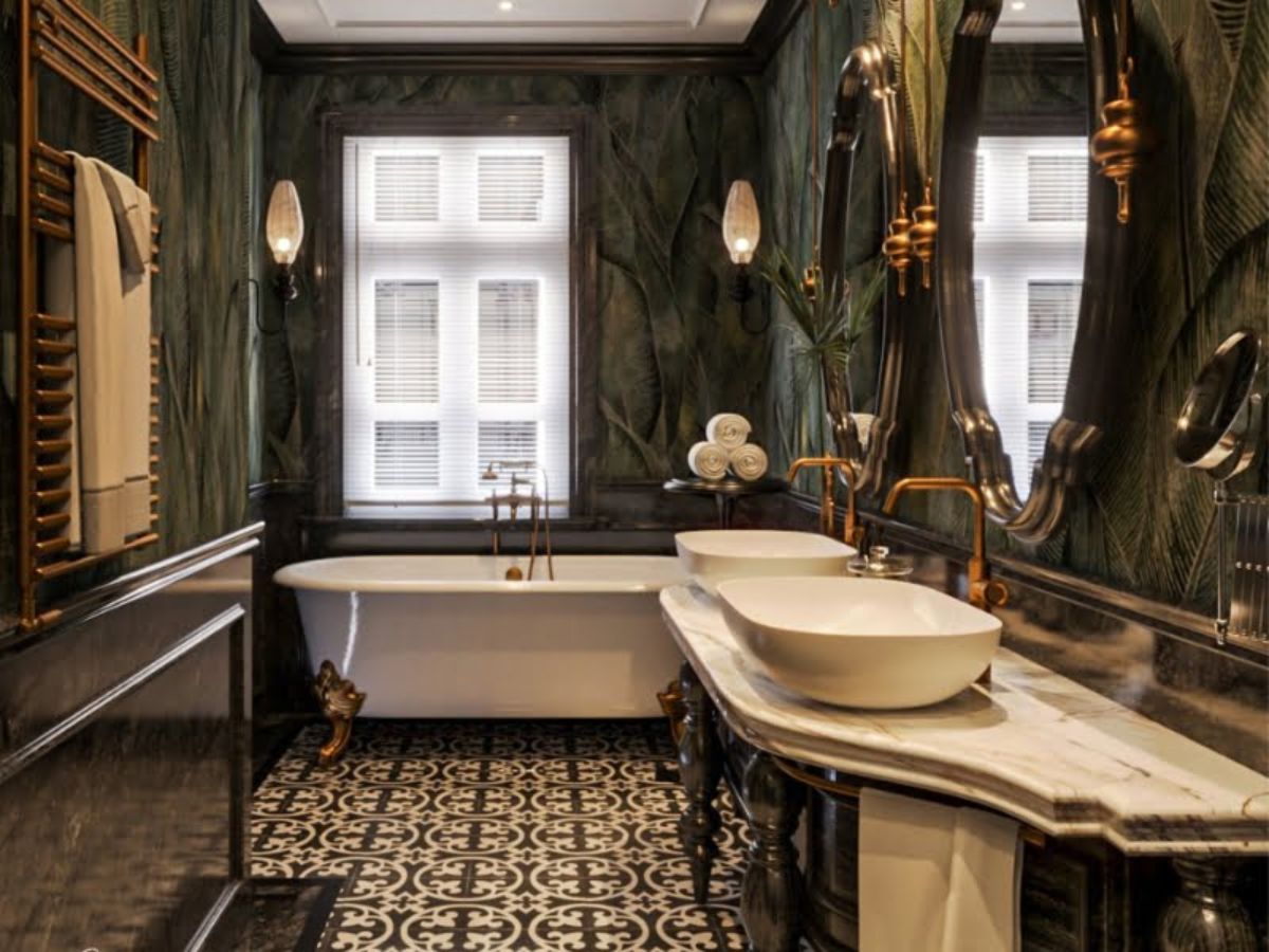 Ph&ograve;ng tắm cổ điển với gạch b&ocirc;ng l&aacute;t nền