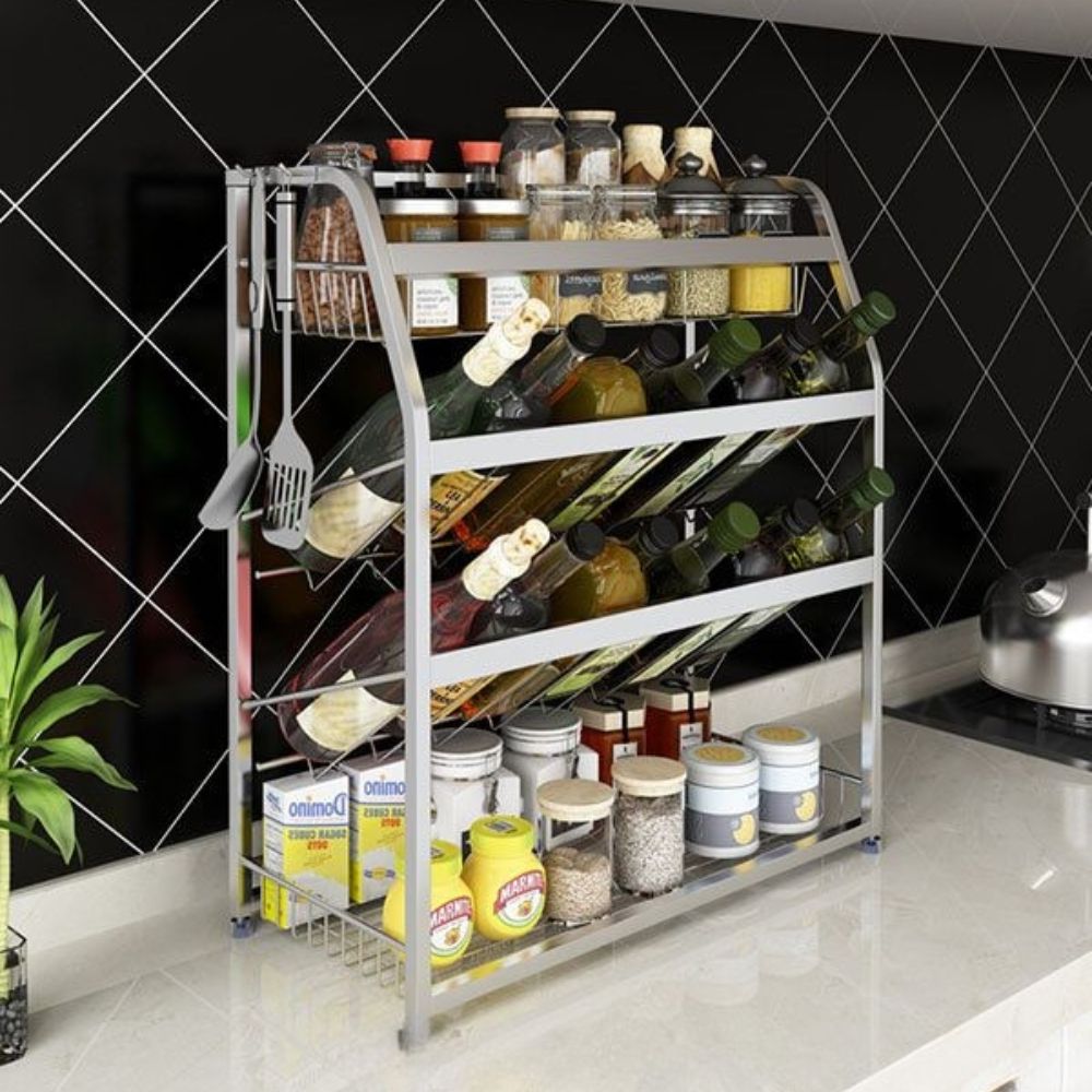 Kệ nh&agrave; bếp đựng gia vị được đặt ngay tr&ecirc;n b&agrave;n bếp