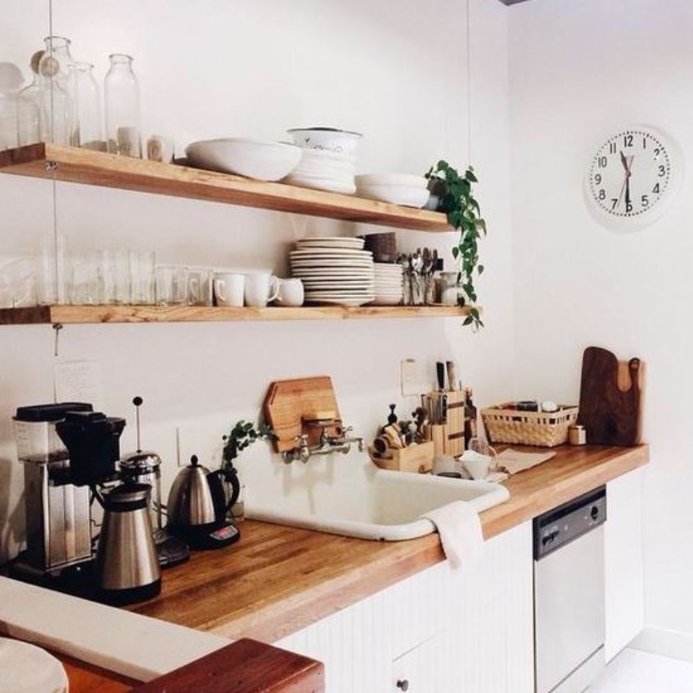 Bố tr&iacute; kệ nh&agrave; bếp gần khu vực sơ chế