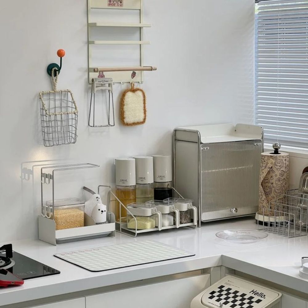 Kệ nh&agrave; bếp bằng nhựa hoặc inox với k&iacute;ch thước vừa ph&ugrave; hợp cho gian bếp nhỏ
