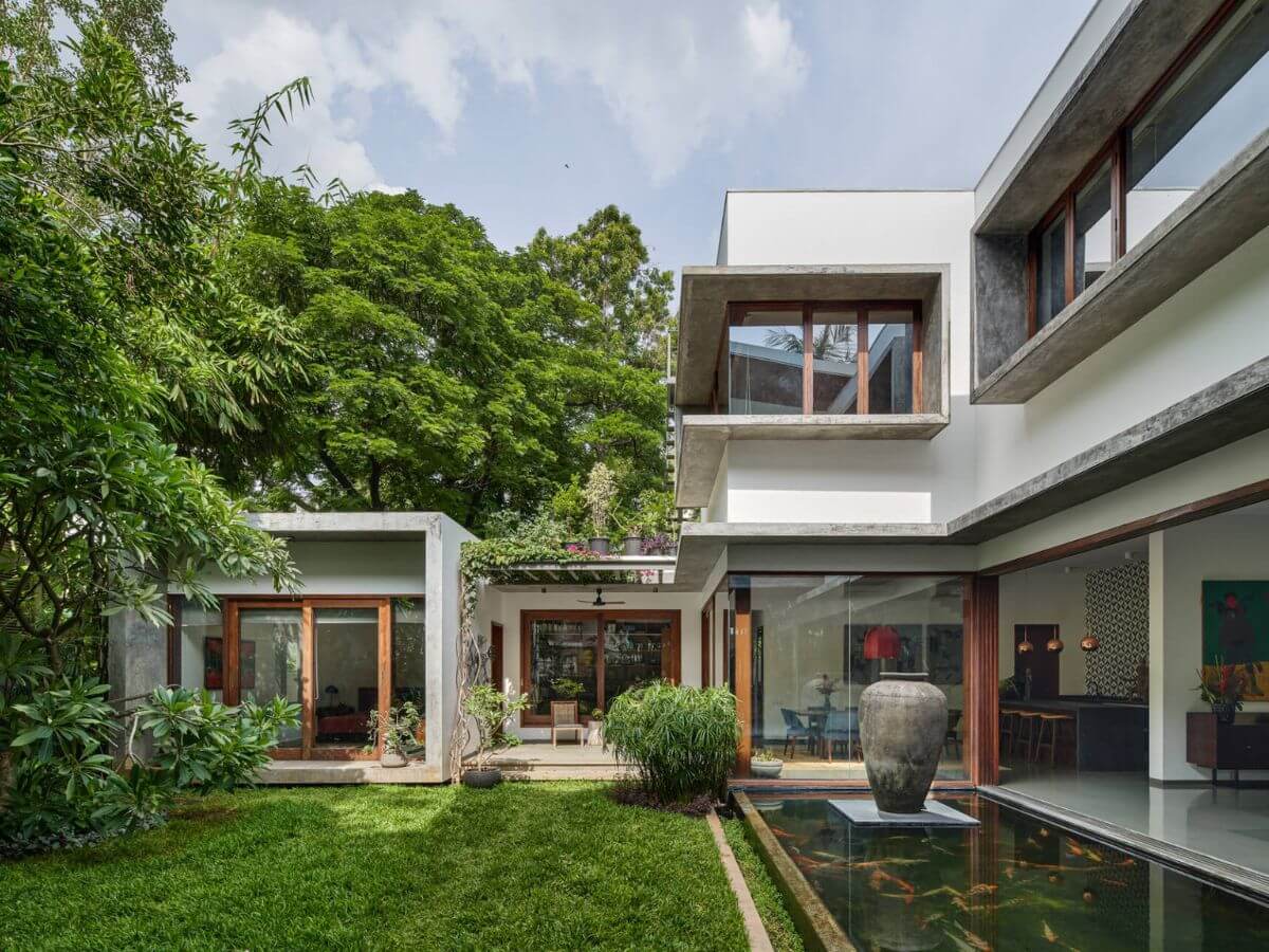 Nh&agrave; chữ L kết hợp s&acirc;n vườn, hồ c&aacute; mang lại kh&ocirc;ng gian sống v&agrave; thư gi&atilde;n l&yacute; tưởng