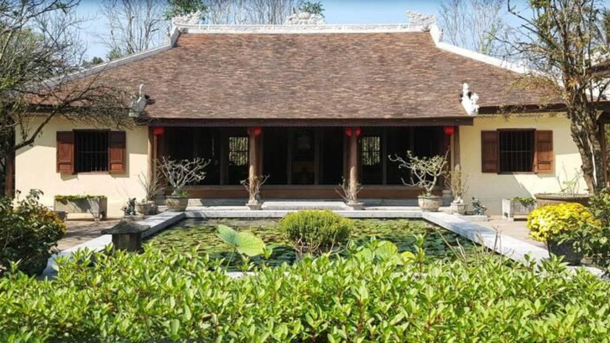 Nh&agrave; gỗ 3 gian 2 ch&aacute;i truyền thống với kết cấu cột ch&egrave;o chắc chắn